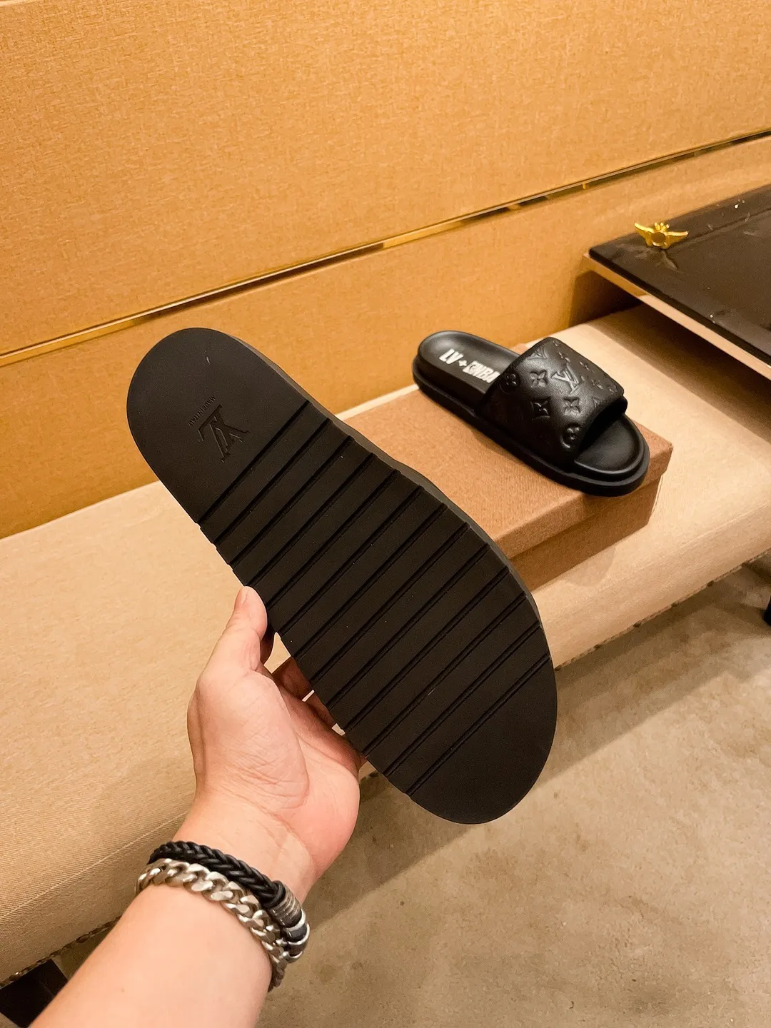 Men's men's shoes 💰 320💰 New model on the market 🔥[LV🔥 Louis Vuitton slippers] High-end 1:1 mold customization, original upgraded version of the outsole, lighter and non-slip. The market's top quality, fashionable and trendy, versatile and popular, simple yet tasteful, a must-have for fashionistas, exuding a fashionable and casual atmosphere, fashion is at your feet, full of confidence, the same style at the counter 👍The season of spring and summer slippers is here, super beautiful to wear, 38-44 1⃣️colors available🔥